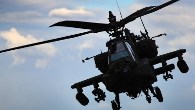 Apache-Kampfhubschrauber (hier bei einem Flug in Grafenwöhr) dürfen im Sommer nachts länger fliegen. (Archivfoto: Jim Albright)
