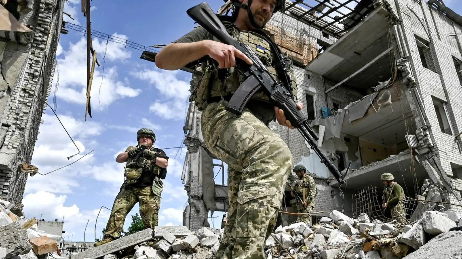 Ukrainische Soldaten im Einsatz: Seit 819 Tagen verteidigen sie ihr Land gegen den russischen Angriffskrieg. (Foto: ukrin/dpa)