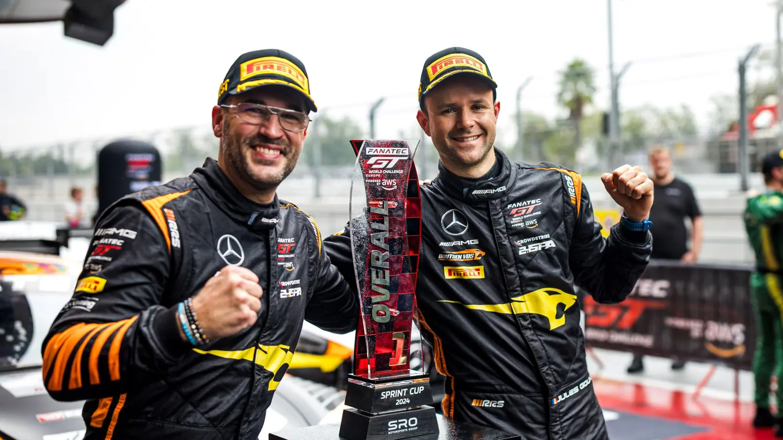 Mit Pokal: An der Seite von Jules Gounon gewann Maximilian Götz (links) das erste Rennen. (Foto: Gruppe C Photography/Mercedes-Benz)