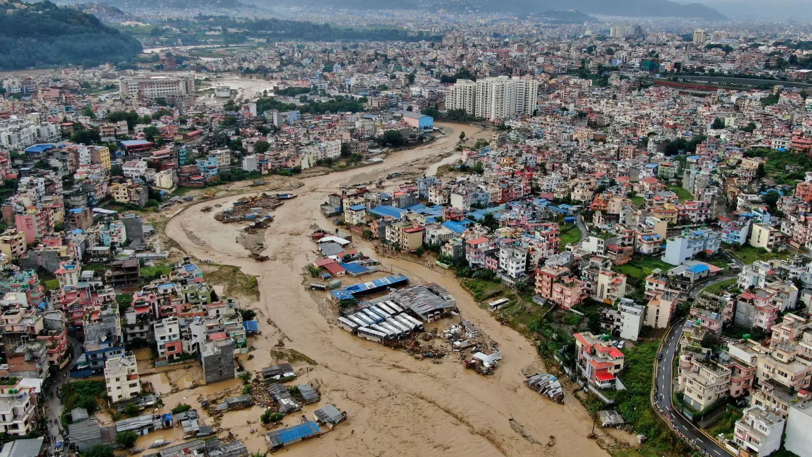 Nach starken Regenfällen in Nepal wälzen sich Schlamm- und Wassermassen durch das Kathmandutal. (Bild Archiv) (Foto: Gopen Rai/AP/dpa)