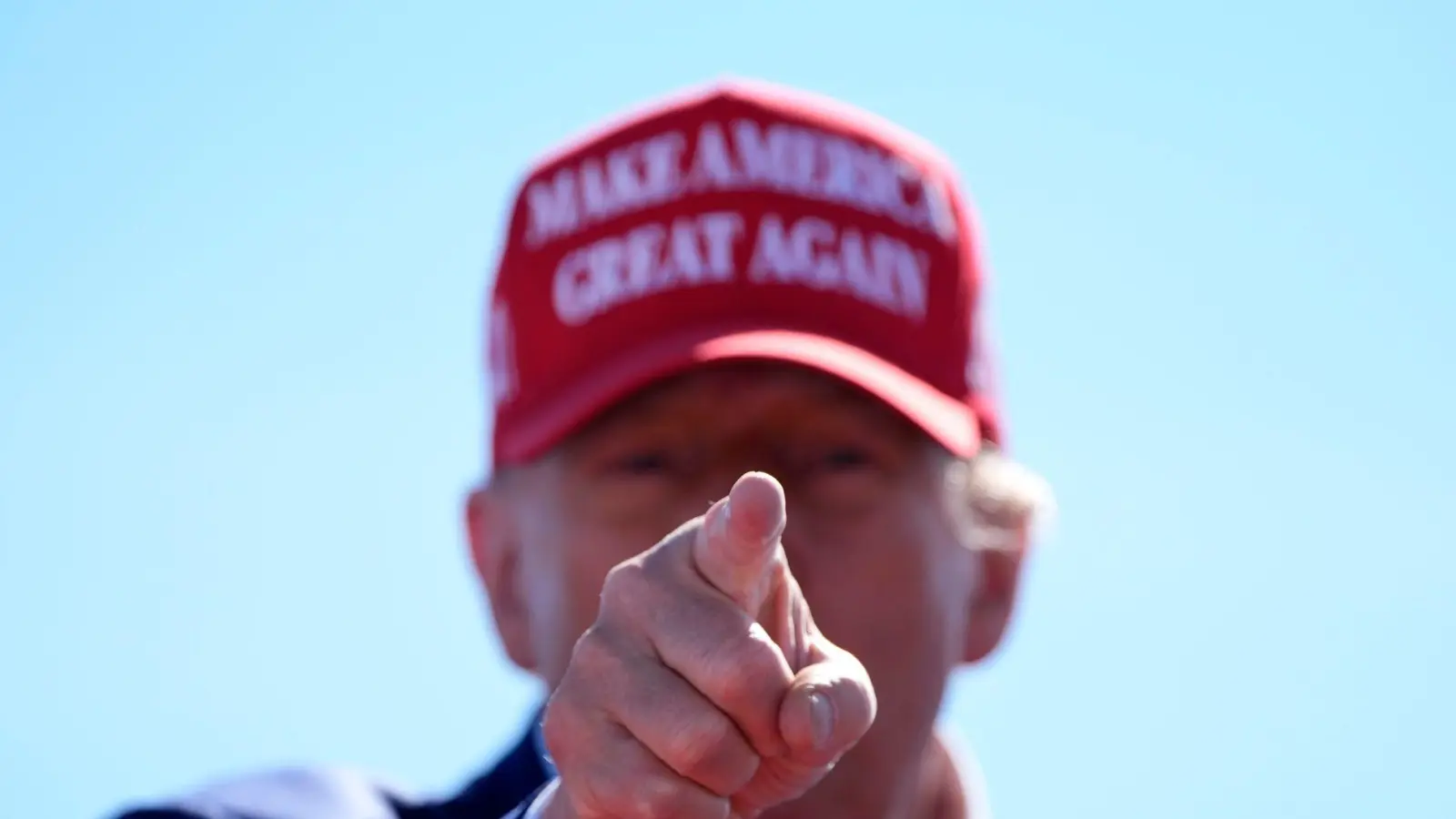 Trump spinnt die Erzählung von der angeblichen Wahlmanipulation vor vier Jahren weiter. (Archivbild) (Foto: Alex Brandon/AP/dpa)