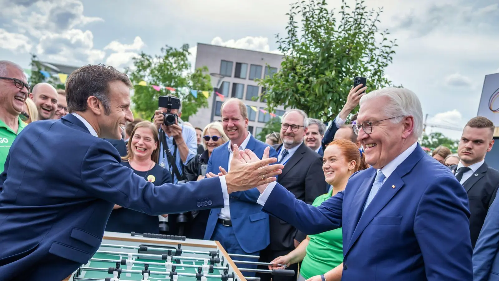 Auf eine Runde Tischkicker: Der französische Präsident Emmanuel Macron gemeinsam mit Bundespräsident Frank-Walter Steinmeier beim Demokratiefest in Berlin. (Foto: Michael Kappeler/dpa)