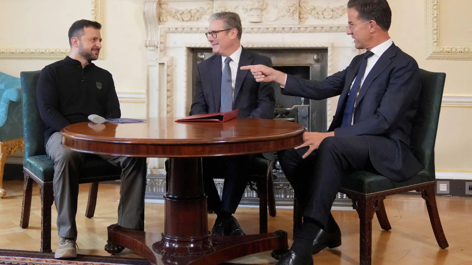 Der ukrainische Präsident Wolodymyr Selenskyj warb im Gespräch mit dem britischen Premier Keir Starmer und Nato-Generalsekretär Mark Rutte erneut für die Freigabe weitreichender Waffen.  (Foto: Kin Cheung/Pool AP/AP/dpa)