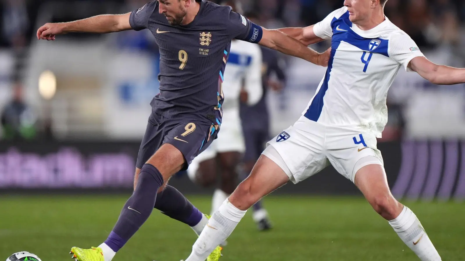 Bayern-Stürmer Harry Kane (l) siegt mit England in Helsinki. (Foto: Bradley Collyer/PA Wire/dpa)