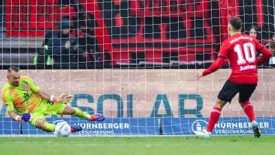 Die Schlüsselszene: Julian Justvan (r) verpasst es, beim Elfmeter auf 2:0 für Nürnberg zu erhöhen. (Foto: Daniel Karmann/dpa)