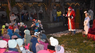 Auf Schlitten sitzend lauschten zahlreiche Kinder im Feuchtwanger Kreuzgang den Geschichten des Weihnachtsmanns. In dessen Rolle schlüpfte Peter Schottmann. (Foto: Erich Herrmann)