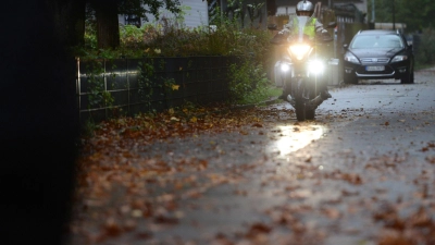 Nicht nur in der dunklen Jahreszeit: Motorradfahrer können durch den Einbau von Positionsleuchten an den vorderen Blinkern ihre Sichtbarkeit im Verkehr erhöhen. (Foto: Judith Michaelis/dpa-tmn)