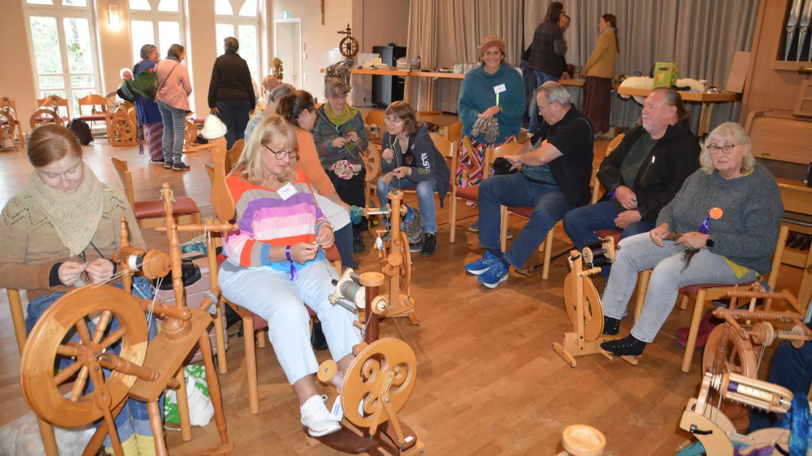 Spinnen mit der Handspindel ist eine alte Kunst und wurde als erholsames Hobby wieder entdeckt: Zum Jahrestreffen der Handspinngilde kamen über 120 Teilnehmerinnen und Teilnehmer. (Foto: Peter Tippl)