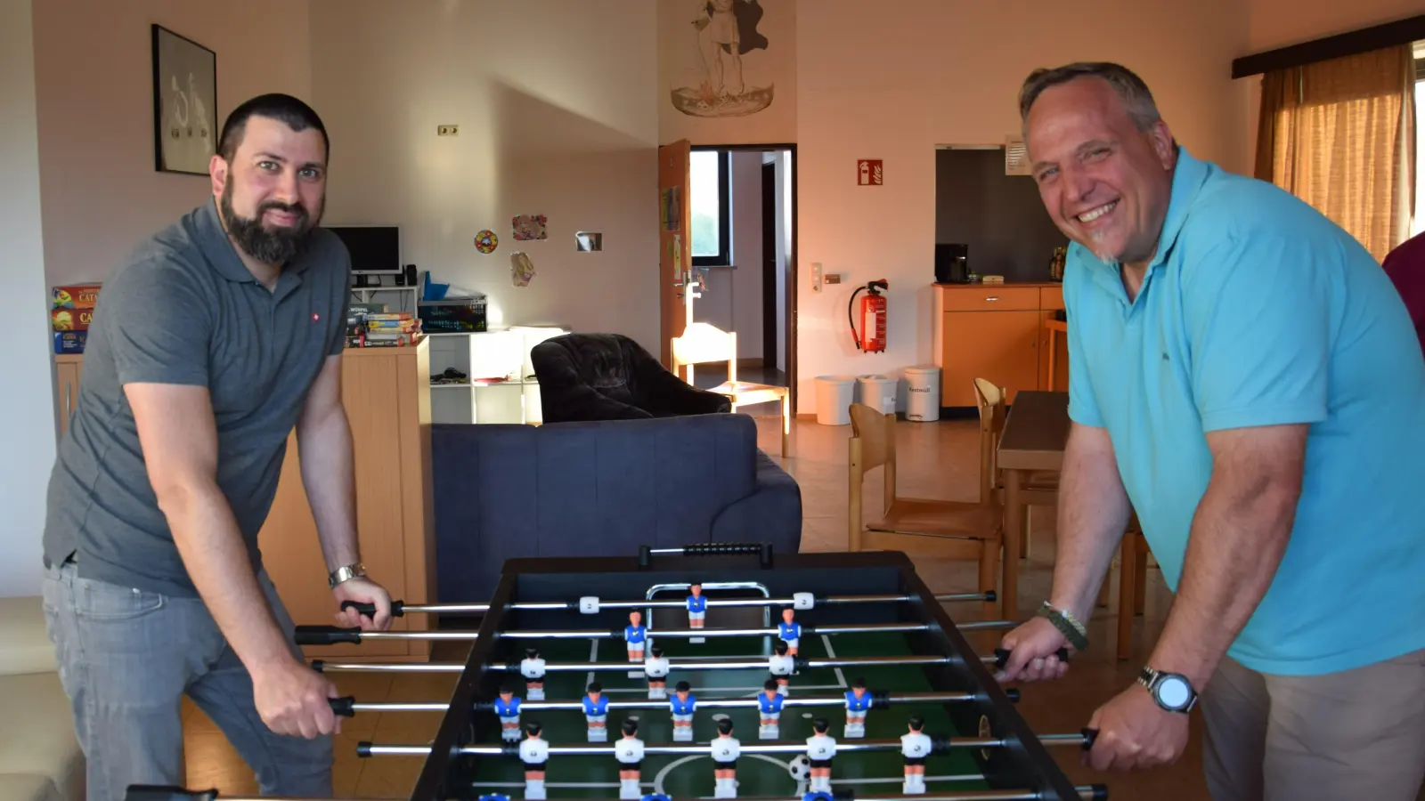 Bürgermeister Christoph Schmoll (rechts) und sein Mitarbeiter Fabrizio Colosimo sind nur am Kicker-Tisch Kontrahenten. Zusammen wollen sie die offene kommunale Jugendarbeit in Neuendettelsau auf neue Füße stellen. (Foto: Florian Schwab)