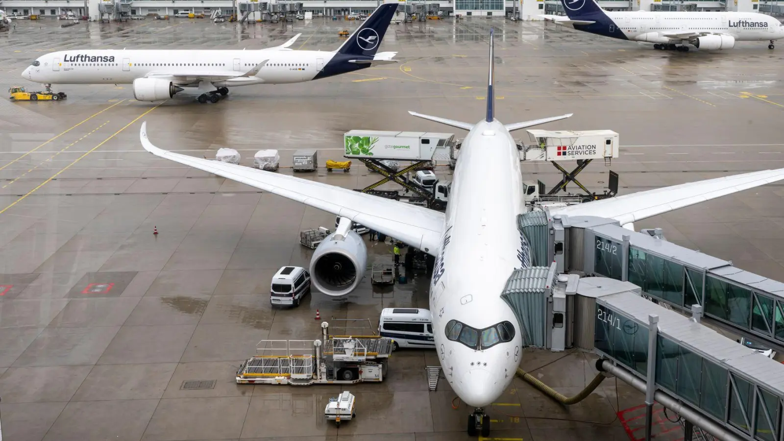 Mehr Betrieb am Flughafen München (Foto: Peter Kneffel/dpa)