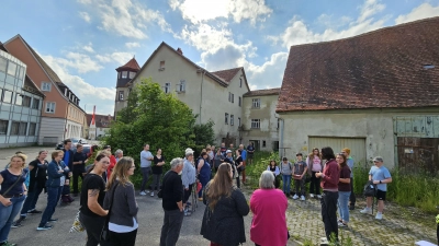 Groß war der Andrang beim Flohmarkt im Anwesen Obere Vorstadt 6 in Leutershausen. Neben Trödel-Jägern kamen auch etliche Neugierige, die nur einen Blick ins marode Gebäude werfen wollten. (F.: Wolfgang Grebenhof)