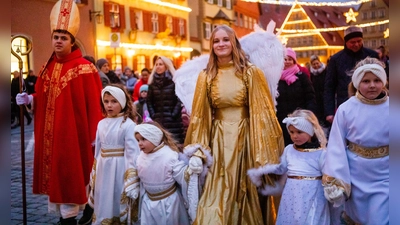 An das Treffen vor dem Christbaum am Münster schloss sich der vom Christkind und seinen Engeln angeführte Lichterzug in den Spitalhof an. Dort wurde der Weihnachtsmarkt eröffnet. (Foto: Evi Lemberger)