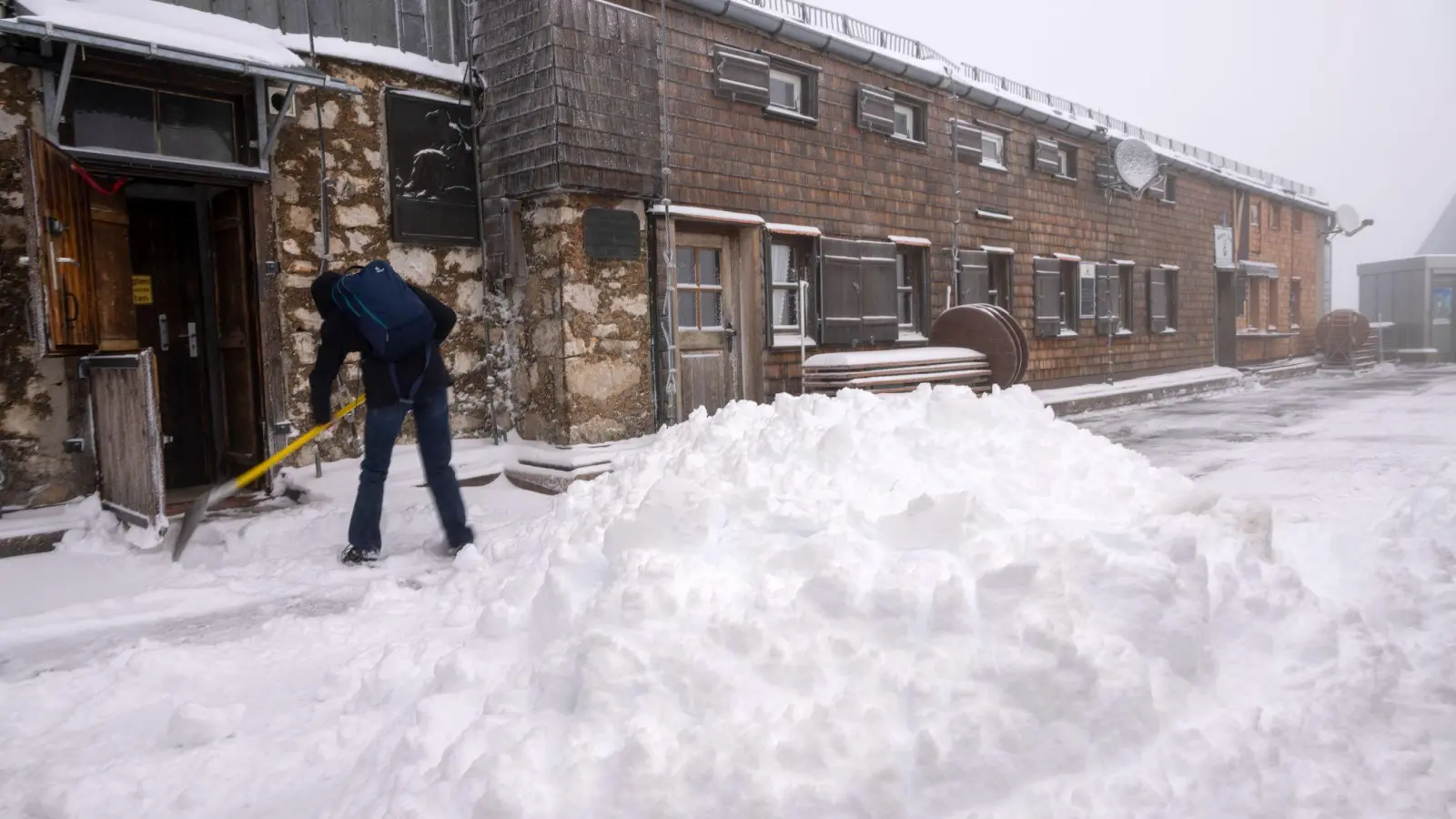 In den Alpen liegt teils mehr als ein Meter Schnee. (Foto: Peter Kneffel/dpa)