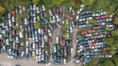 Eine Abwrackprämie kann einer neuen Studie zufolge zur Erreichung der Klimaziele beitragen. (Symbolbild) (Foto: Boris Roessler/dpa)