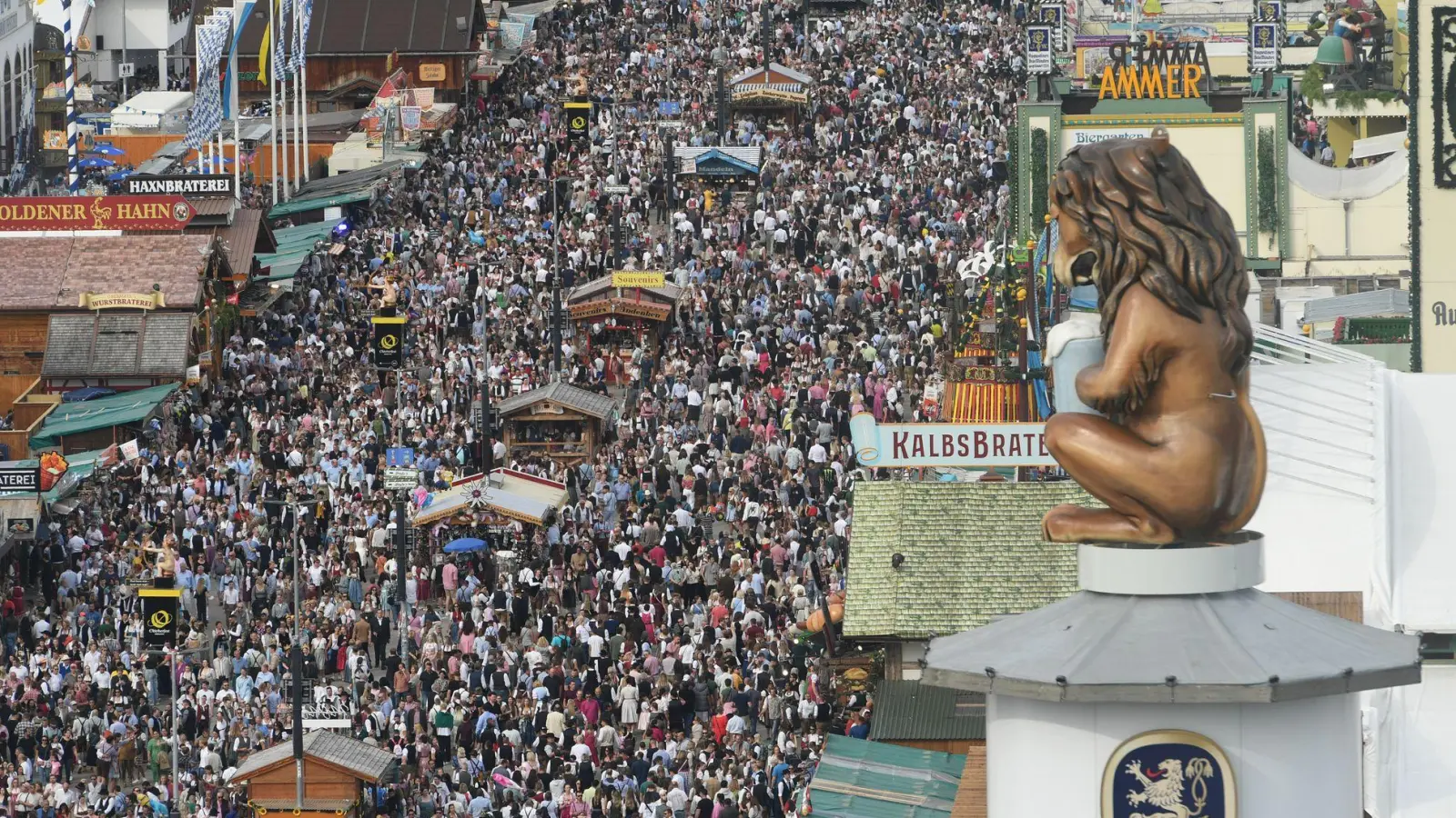 Der Andrang am ersten Wiesnwochenende war groß. Ganz vorne mit dabei: Gäste aus den USA, Italien und der Schweiz. (Foto: Felix Hörhager/dpa)