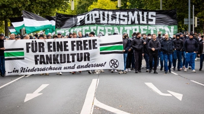 Hannover-Fans demonstrieren in Braunschweig. (Foto: Moritz Frankenberg/dpa)