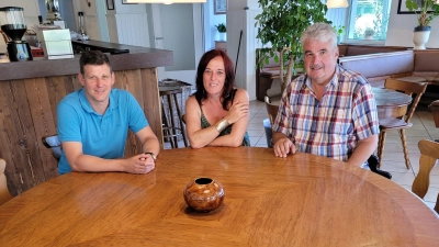 Dieser runde Tisch stand einst in einer Bankfiliale in München, nun soll er als „Stammtisch“ die Menschen zusammenbringen. Darauf freuen sich (von links): Christoph Friese, Nora Heise und Jürgen Müller. (Foto: Nina Daebel)