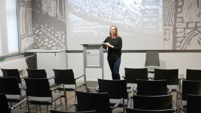 Ute Heiß, Museumsleiterin vom Haus der Geschichte, will die Veranstaltung Pecha Kucha in Dinkelsbühl etablieren. Dafür ist sie auf der Suche nach Freiwilligen, die hinters Rednerpult treten. (Foto: Lisa-Maria Liebing)