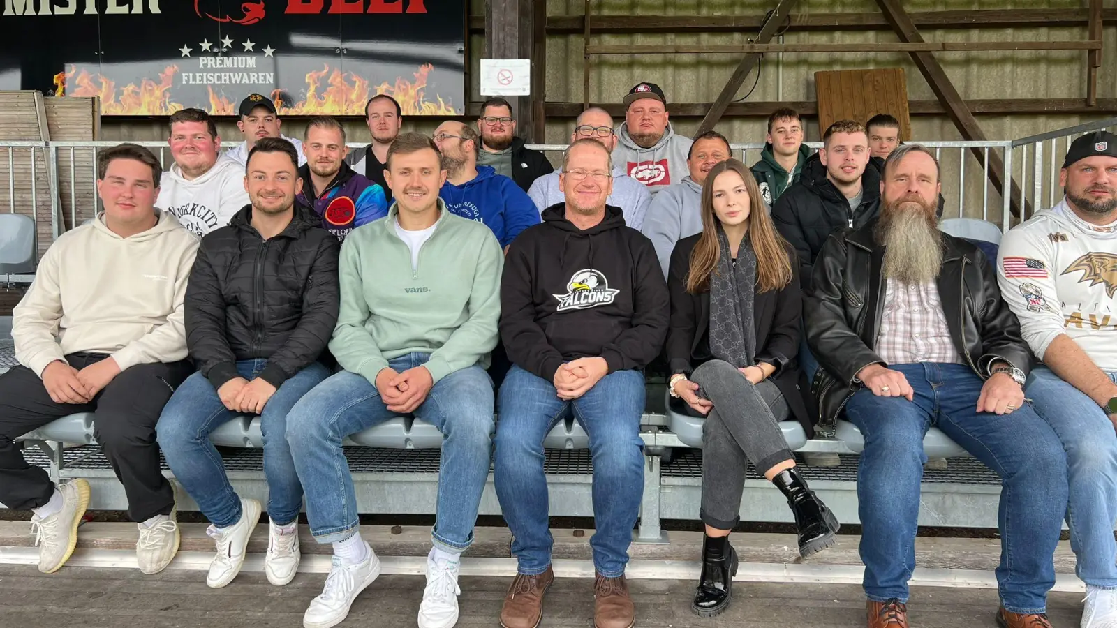 Sitzen schon mal Probe für die neue Saison: Die Neustadt Falcons stellen unter ihrem neuen Headcoach Mario Meißner (vordere Reihe in der Mitte) wieder eine Männer-Mannschaft. (Foto: Sabine Meißner)