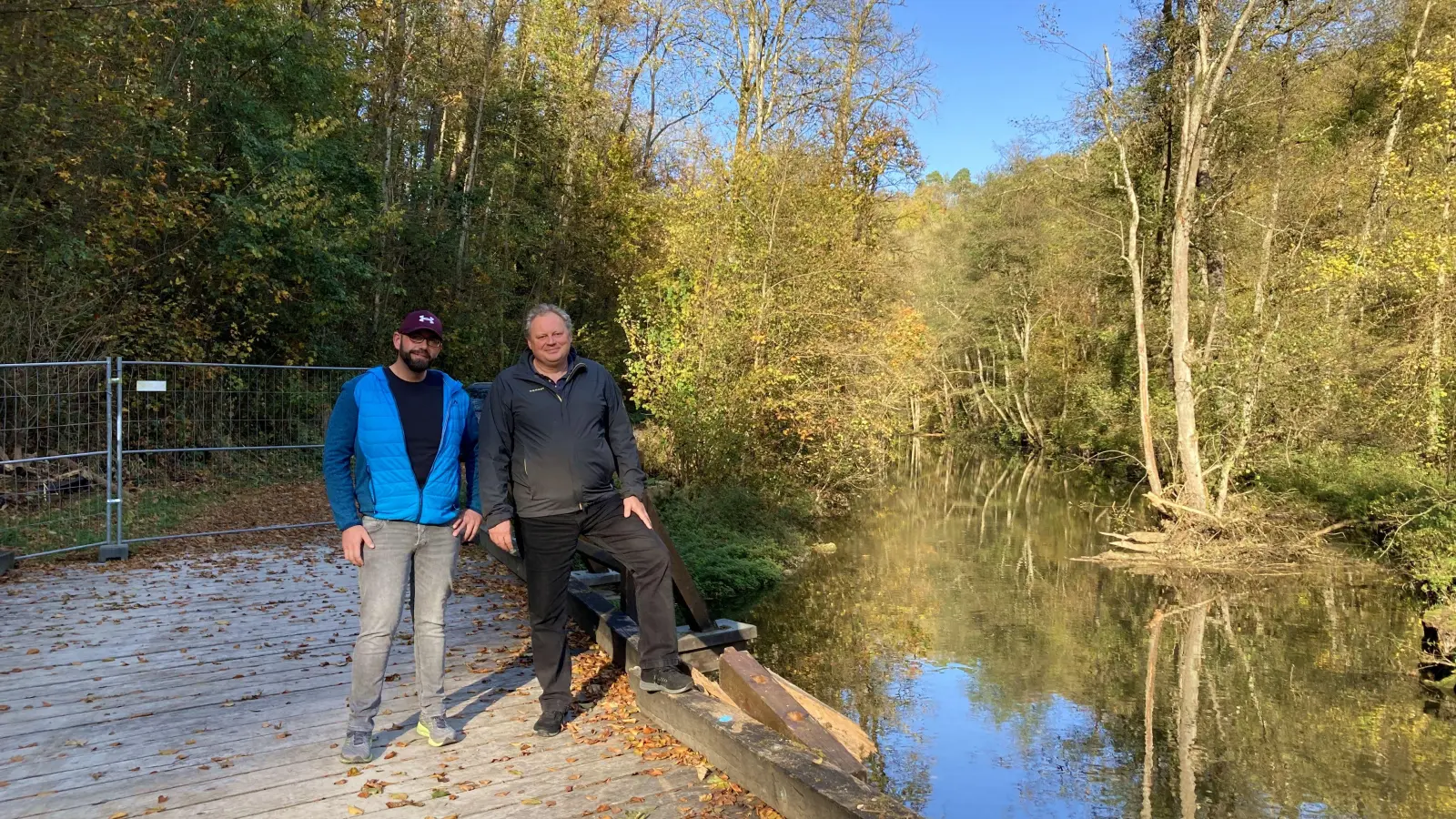 Der Leiter des Bauhofs, Andreas Keitel, und Stadtbaudirektor Michael Knappe (rechts) auf der Brücke. Sie hoffen, dass sie bald wieder instand gesetzt werden kann. (Foto: Clarissa Kleinschrot)