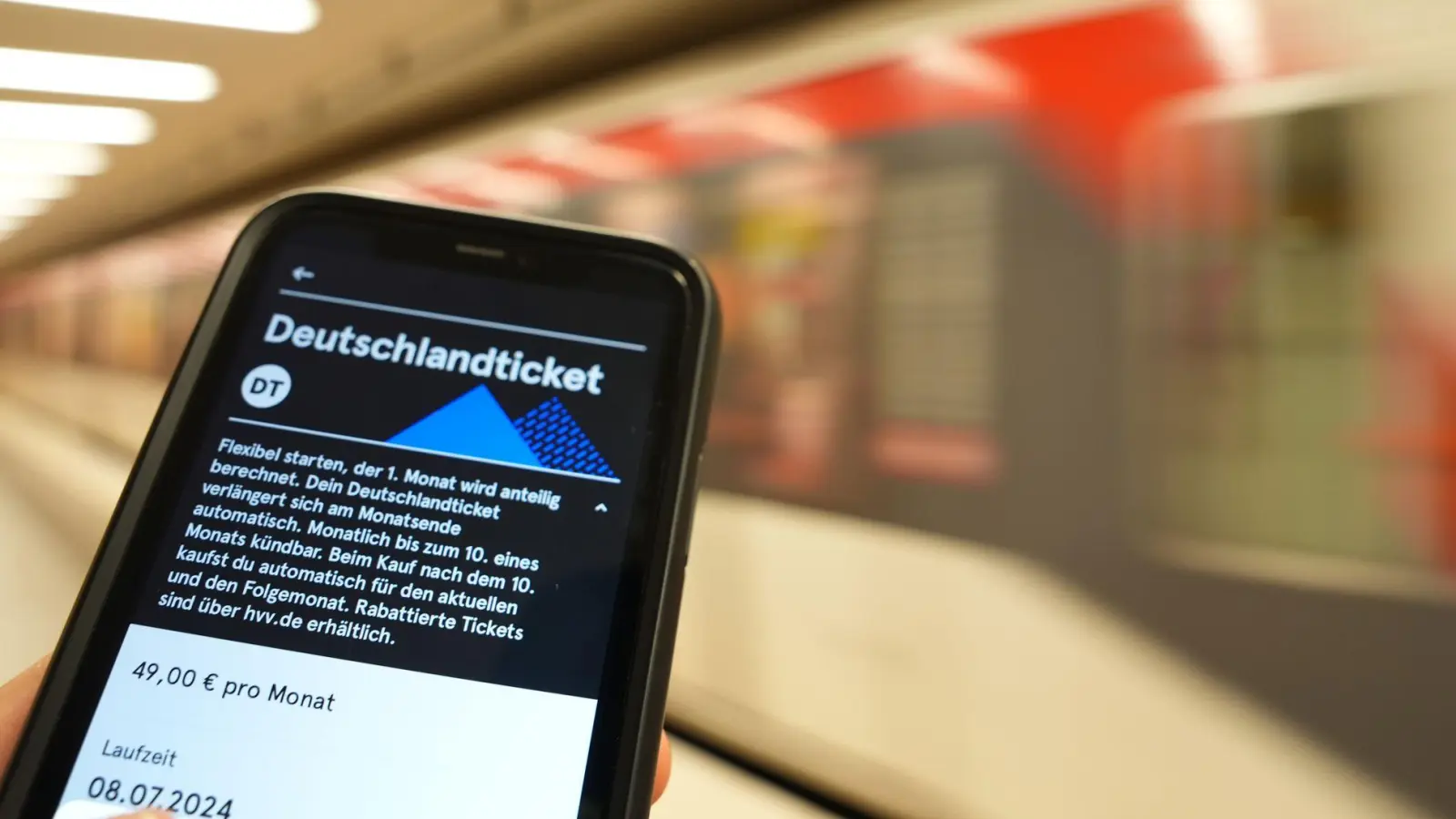 Wer das Deutschlandticket online kündigen möchte, muss dies auch ohne vorheriges Log-in auf der Seite des Anbieters erledigen können. (Foto: Marcus Brandt/dpa/dpa-tmn)