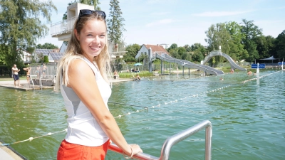 Die Badenden im Waldstrandbad hat Maya Mather gut im Blick. (Foto: Andrea Walke)