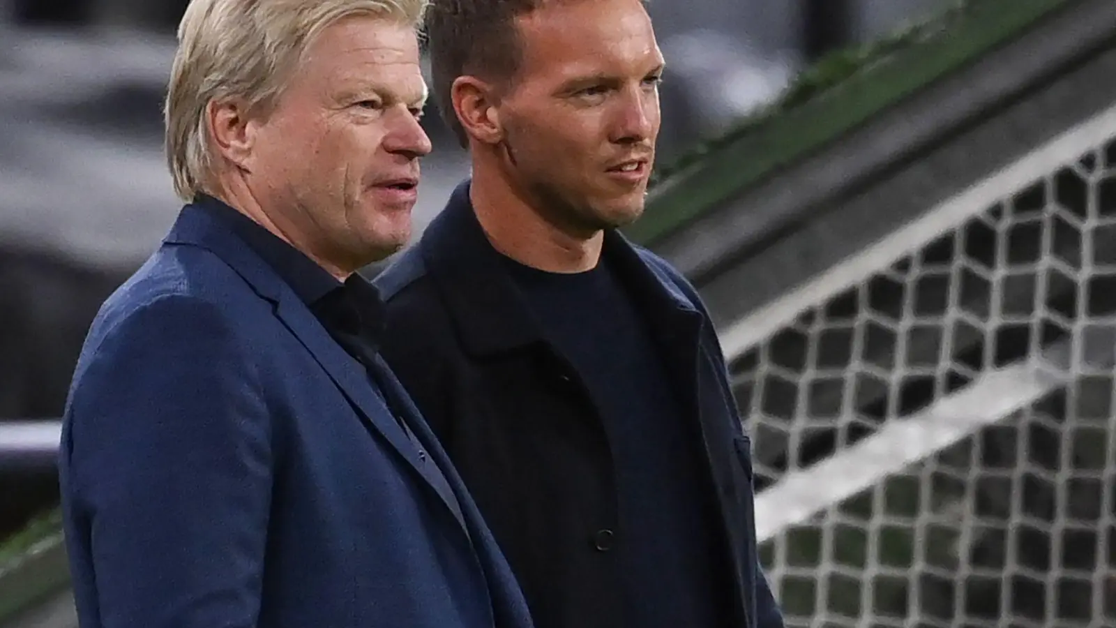 Oliver Kahn (links) sieht aktuell keinen eindeutigen Favoriten für die Torhüter-Position in der Nationalmannschaft von Julian Nagelsmann. (Foto: Sven Hoppe/dpa)