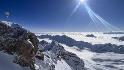 Deutschlands höchster Gipfel: die Zugspitze. Bayern gehört für den „Lonely Planet“ zu den Top-Zielen des kommenden Jahres. (Archivbild) (Foto: Christoph Trost/dpa)