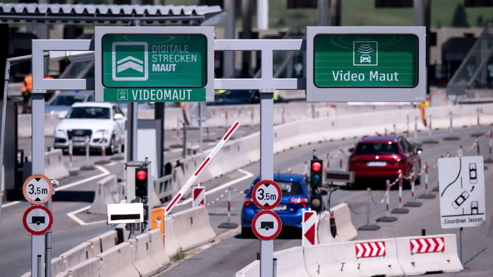 Heute kaufen, heute nutzen: Die digitale Vignette kann man nun mit sofortiger Gültigkeit noch schnell vor der Abfahrt oder auch noch auf der Autobahn im Internet kaufen. (Foto: Sven Hoppe/dpa/dpa-tmn)