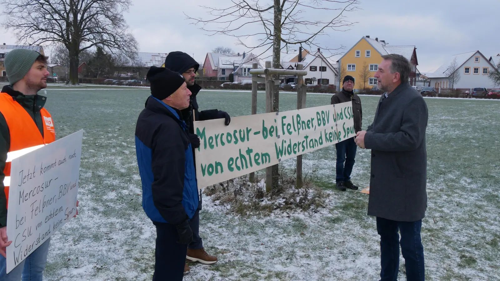 BBV-Präsident Günther Felßner suchte in Merkendorf das Gespräch mit den Demonstranten vor der Halle und lud sie ein, seinen Vortrag zu verfolgen. (Foto: Daniel Ammon)