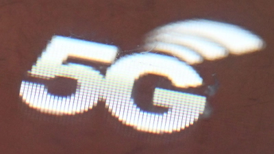 Auf dem Bildschirm eines mobilen Routers erscheint das Logo des Mobilfunknetzes 5G. (Foto: Bernd Weißbrod/dpa)