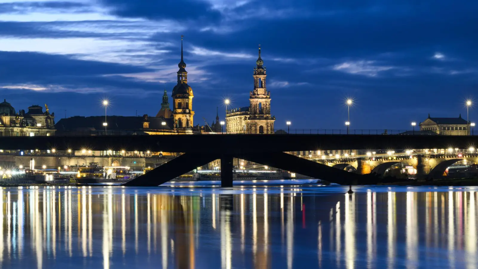 Die eingestürzte Carolabrücke vor der historischen Altstadt an der Elbe am Abend. (Foto: Robert Michael/dpa)