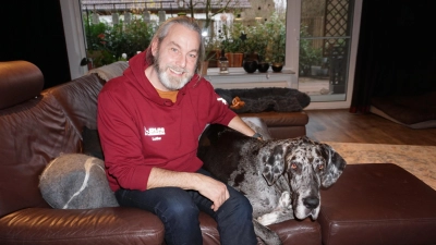 Lothar Stanke, hier mit Dogge Odin, ist seit 2012 Vorsitzender der DLRG. (Foto: Andrea Walke)