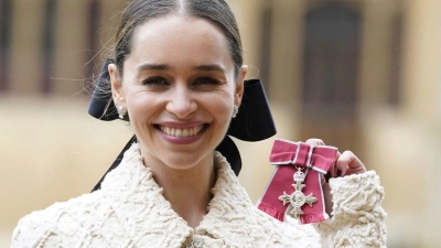 Emilia Clarke zeigt ihren Orden, nachdem sie und ihre Mutter von Prinz William auf Schloss Windsor zu Mitgliedern des Ordens des Britischen Empire ernannt wurden. (Foto: Andrew Matthews/Pool PA/dpa)