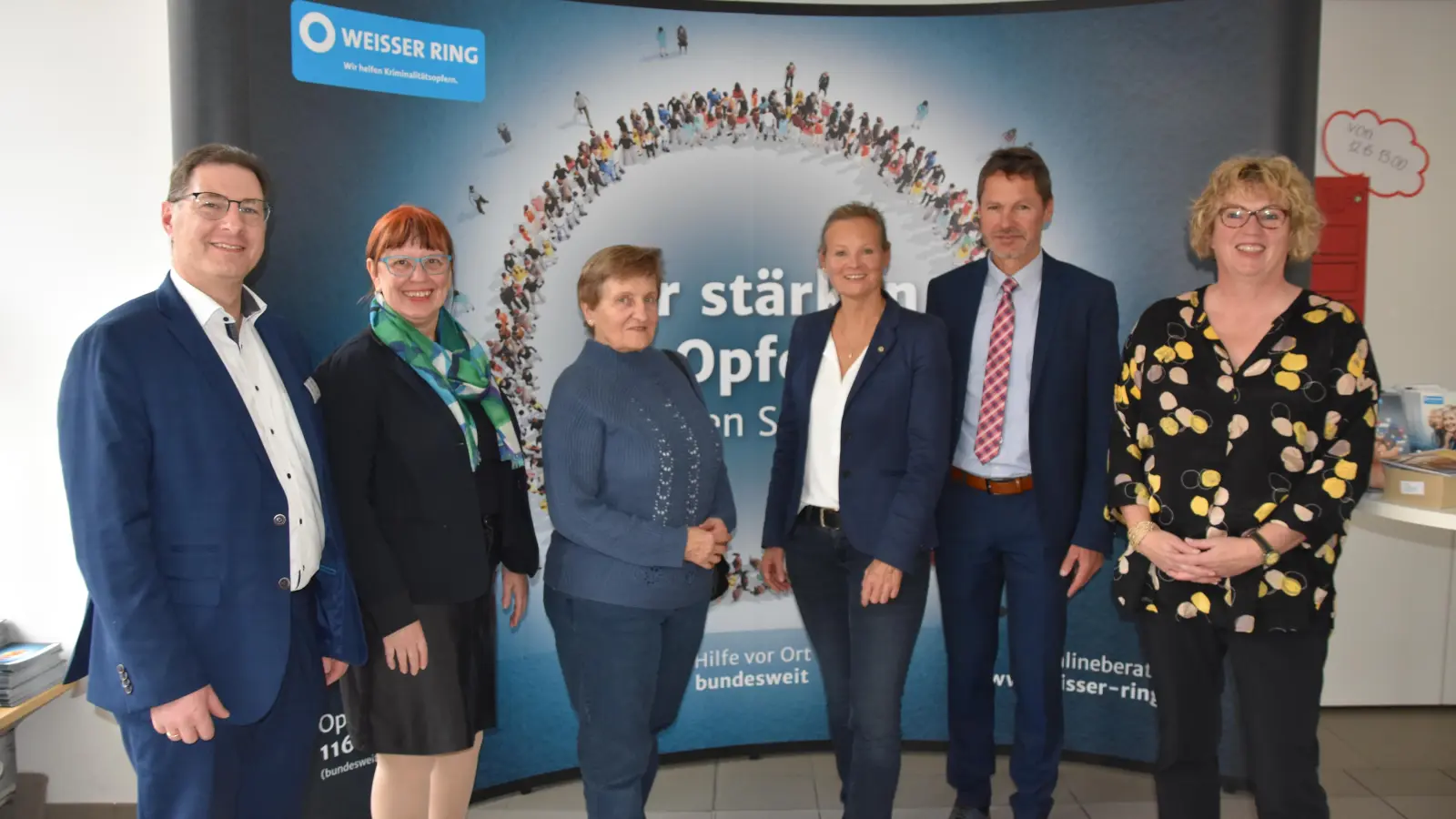 Kinderschutz konzentrieren: Schulleiter Dietmar Gaffron (von links), Lehrkraft Inge Bühler-Saal, Elli Albaner (Weißer Ring), Kirstin Kasecker und Dieter Hegwein (Kriminalpolizei) und Pädagogin Claudia Geißler-Kraft. (F.: Silvia Schäfer)