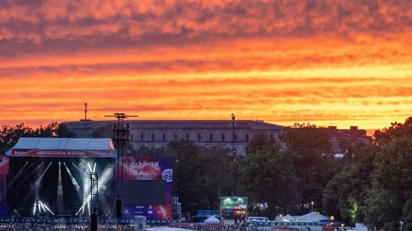 Der Abendhimmel leuchtet über dem Festival-Gelände. (Foto: Daniel Karmann/dpa)