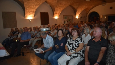 So voll wie selten war Montagabend die Rathausehrenhalle, ständig mussten weitere Stühle aufgestellt werden. (Foto: Ute Niephaus)