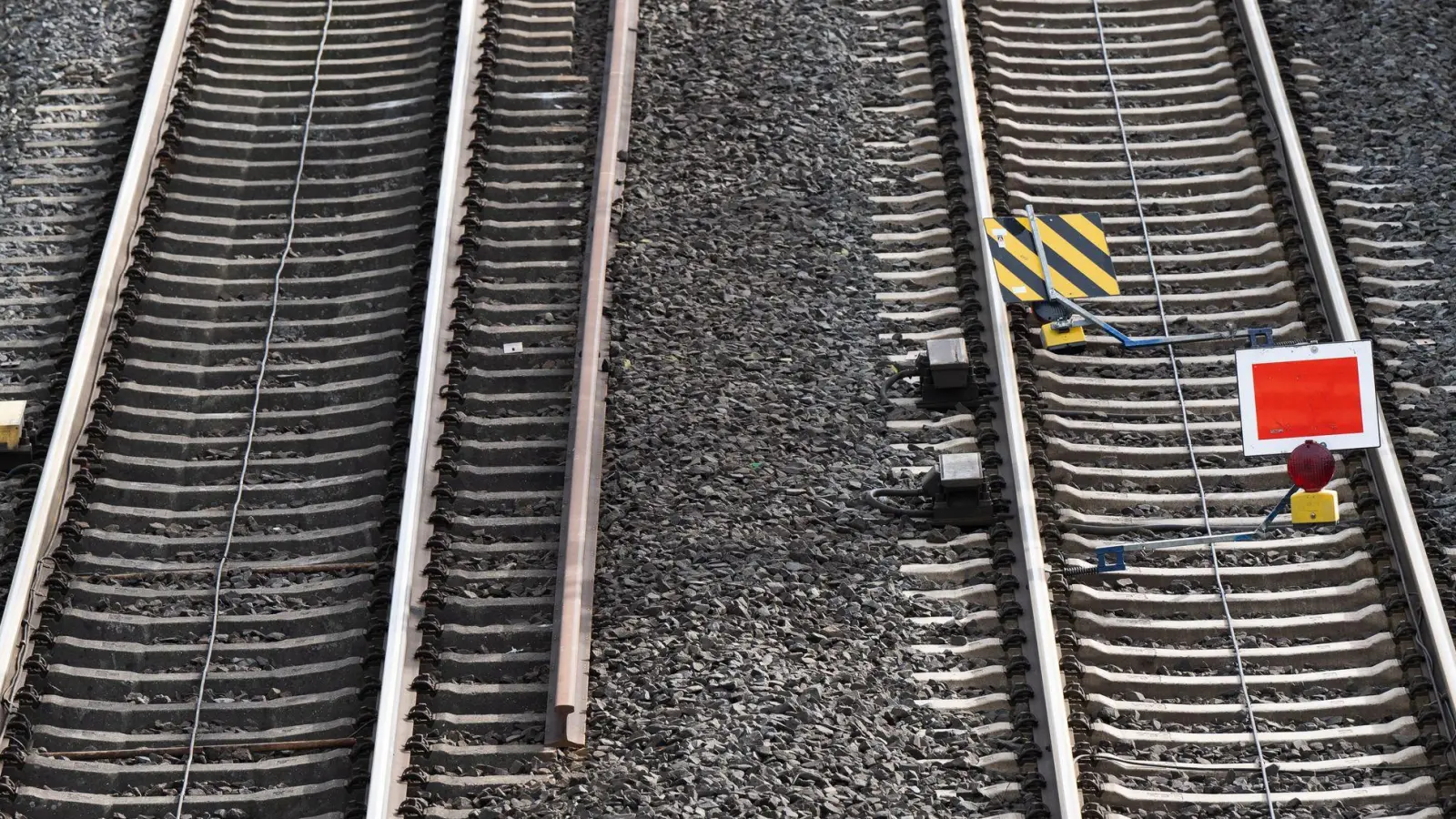 An einem Bahnübergang ist eine Seniorin von einem Zug erfasst worden und gestorben. (Symbolbild) (Foto: Sebastian Gollnow/dpa)