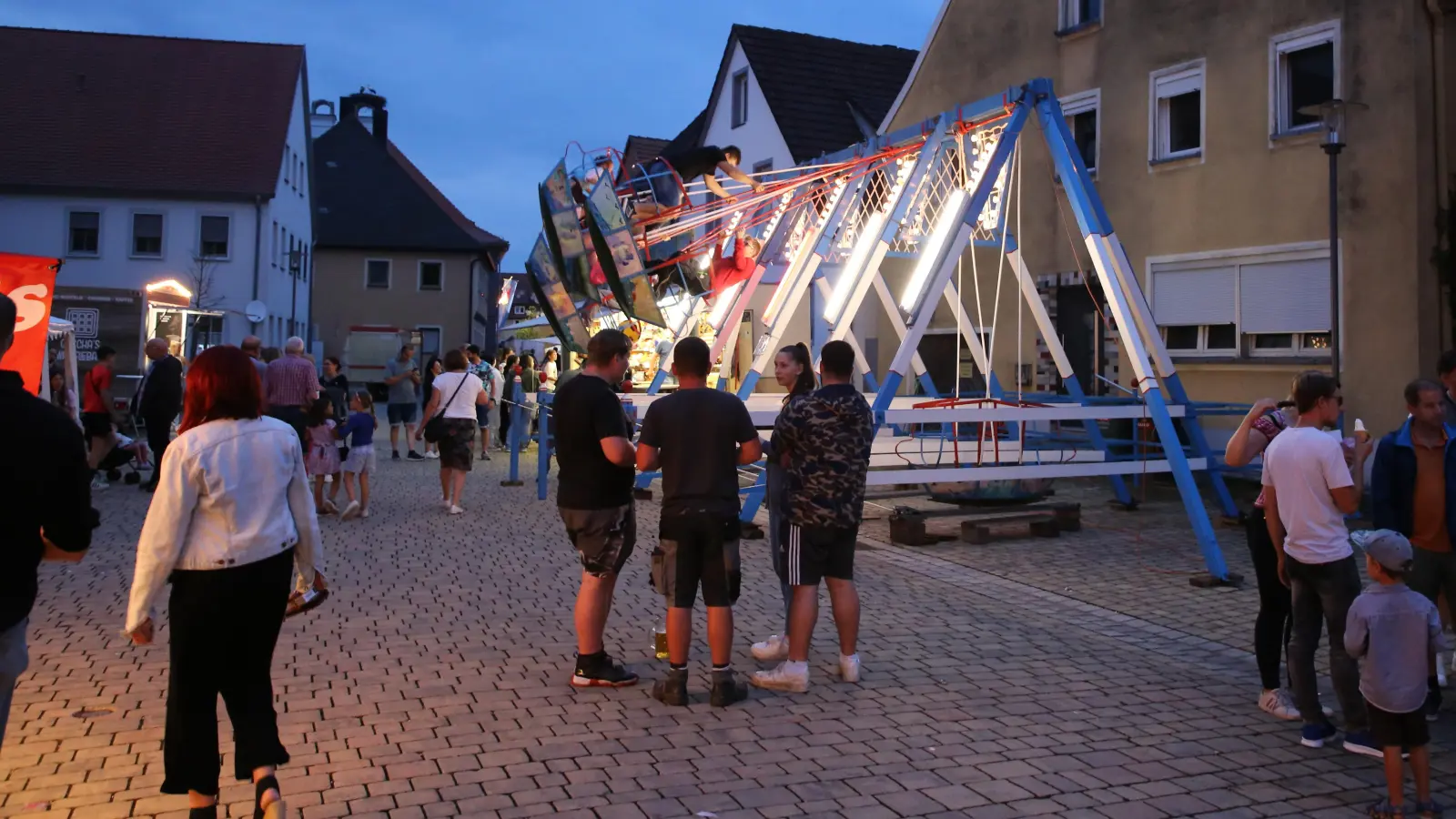 Zu dem großen Fest in Ornbau wurde auch eine Schiffschaukel aufgebaut. (Foto: Alexander Biernoth)