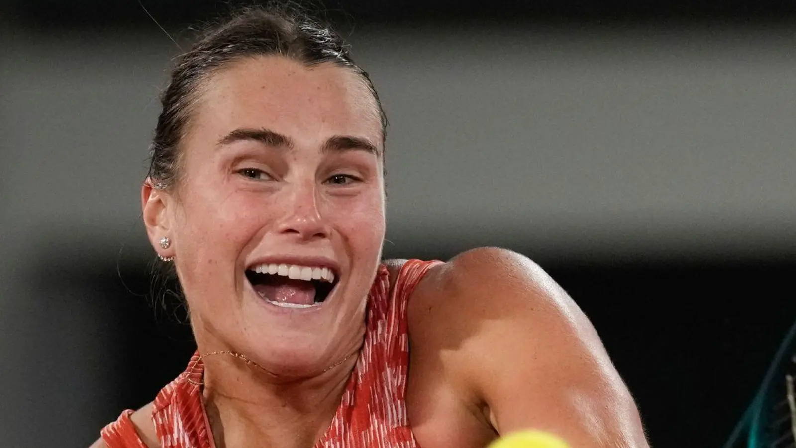 Zog bei den French Open ins Achtelfinale ein: Aryna Sabalenka. (Foto: Christophe Ena/AP/dpa)