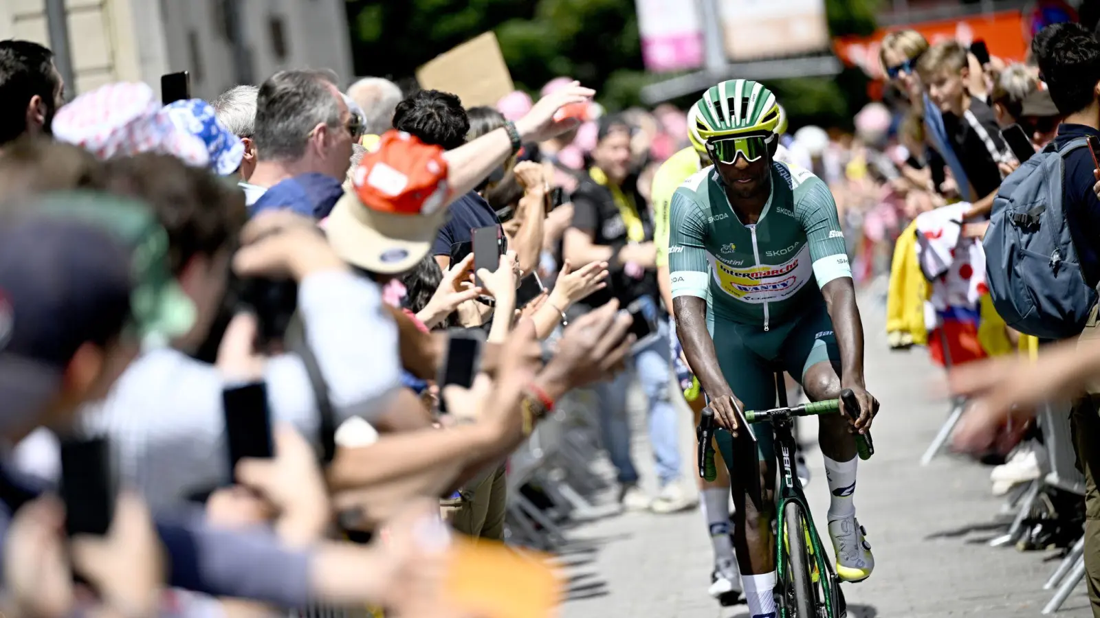 Nach seinem Sturz kann Biniam Girmay die 111. Tour de France fortsetzen. (Foto: Jasper Jacobs/Belga/dpa)