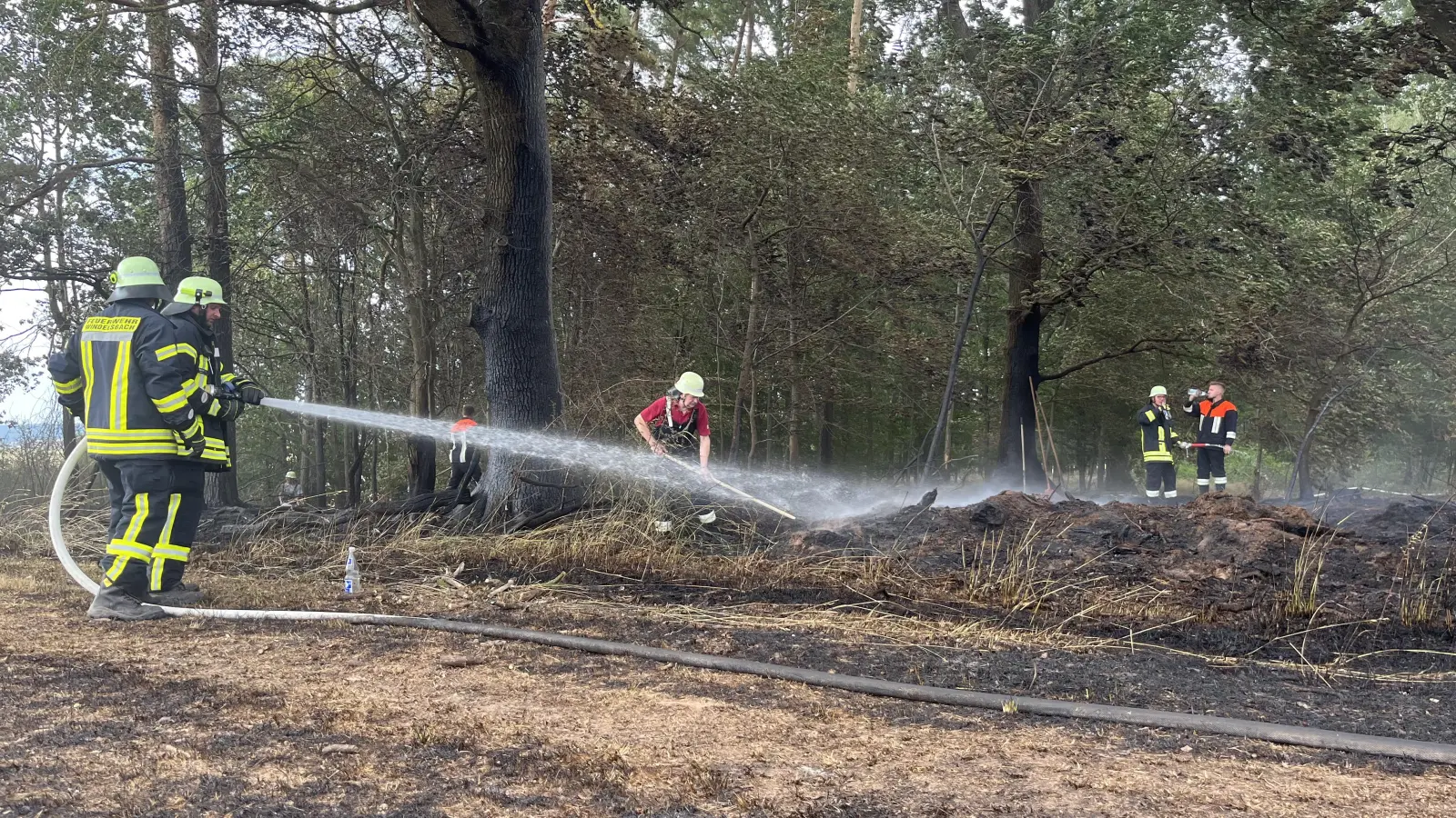 Mit vereinten Kräften sorgten die Brandschützer der insgesamt elf Feuerwehren dafür, dass der Brand schnell gelöscht wurde. (Foto: Volker Raab)