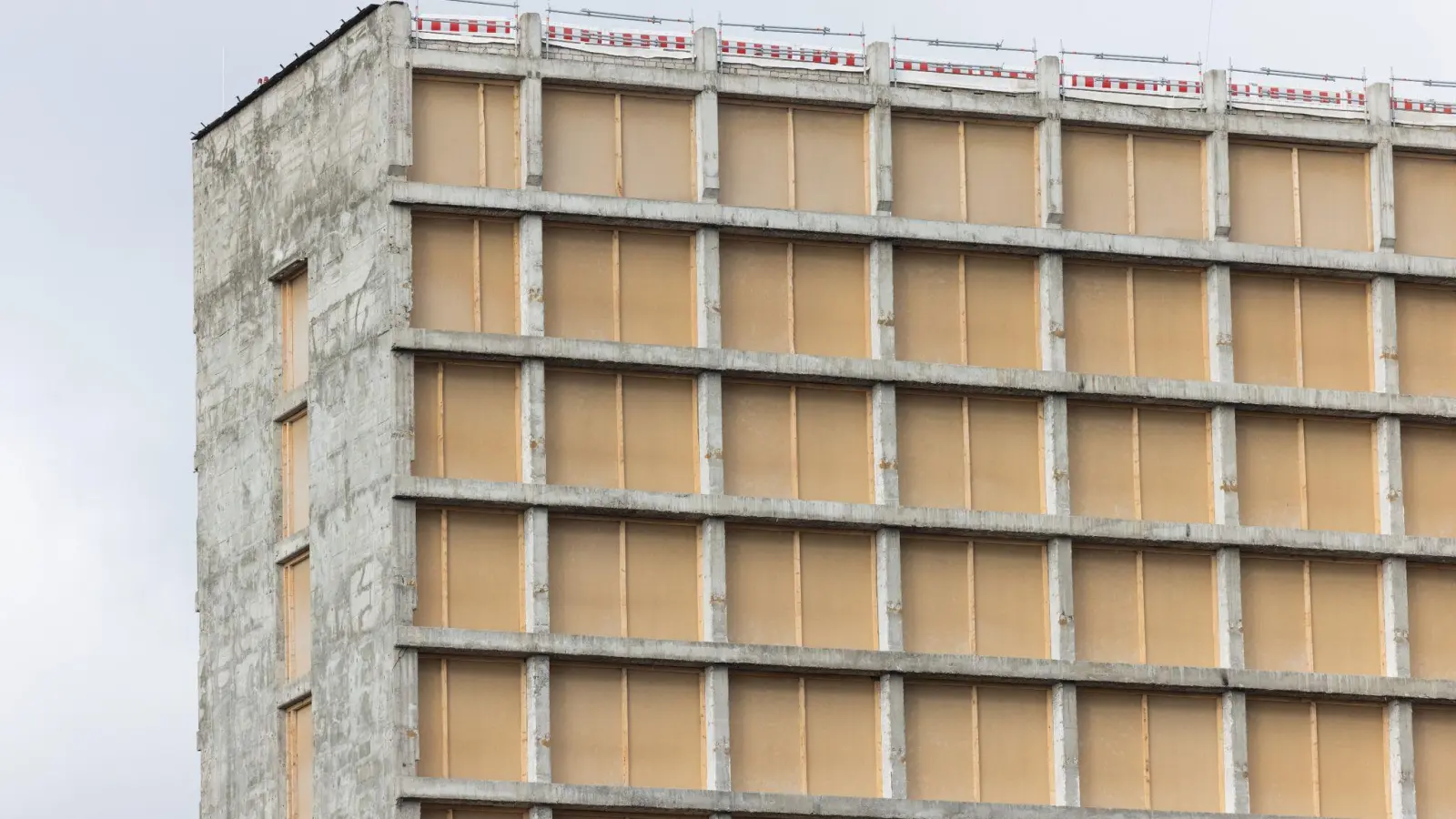 Blick auf ein Hochhaus nach einer Asbest Sanierung. In Wohngebäuden in Deutschland schlummern laut der Industriegewerkschaft Bauen-Agrar-Umwelt Millionen Tonnen krebserregendes Asbest. (Foto: Rolf Vennenbernd/dpa)