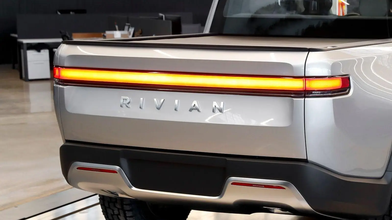 Mit der Partnerschaft von VW und Rivian will man unter anderem die Software-Entwicklung beschleunigen. (Foto: Paul Sancya/AP/dpa)