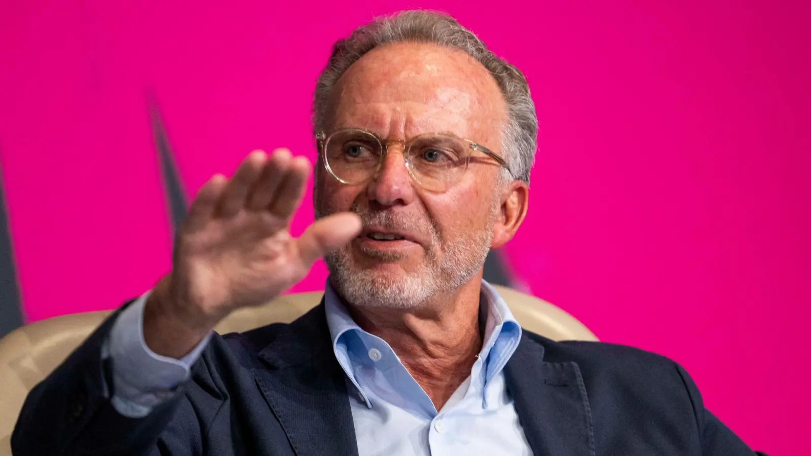 Rummenigge sieht die Debatte um steigende Belastungen im Fußball differenziert. (Foto: David Inderlied/dpa)