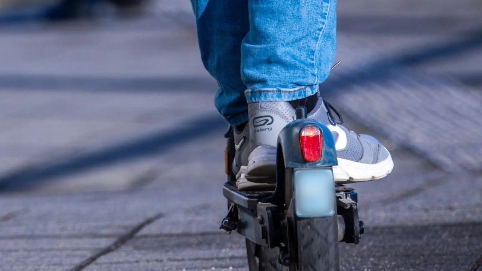 Die Mitnahme von E-Scootern ist wegen Sicherheitsbedenken bereits in mehreren Städten in Bussen und Bahnen verboten worden (Symbolbild). (Foto: Jens Büttner/dpa)