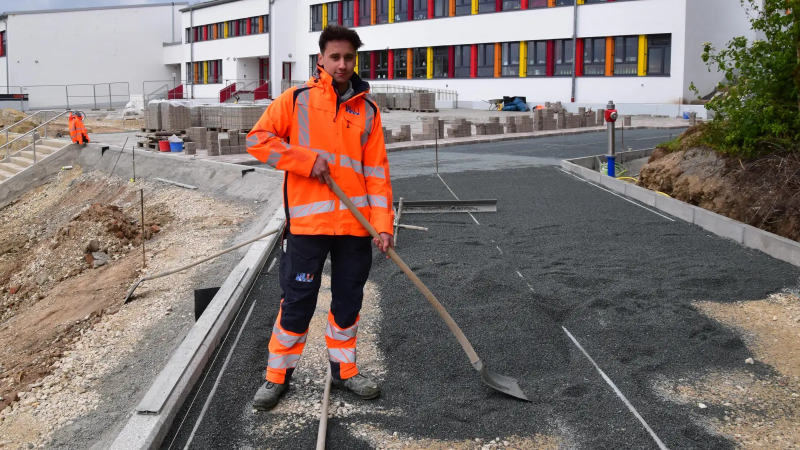 Maximilian Schneider (17) lernt den Beruf des Hochbaufacharbeiters. Dabei sammelt er auch Erfahrungen im Tiefbau, zum Beispiel bei der Neugestaltung des Schulhofs der Grundschule in Sachsen bei Ansbach. (Foto: Kurt Güner)