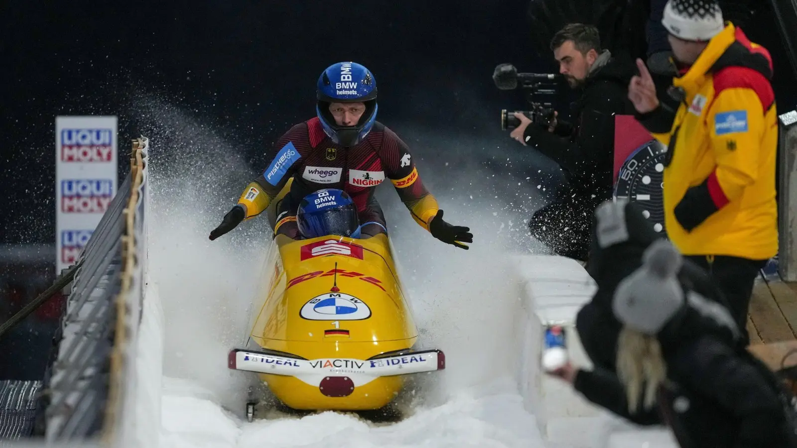 Auch im Vierer-Bob erfolgreich: Francesco Friedrich feiert mit Thorsten Margis, Candy Bauer und Alexander Schüller den Sieg. (Foto: Darryl Dyck/The Canadian Press/AP/dpa)