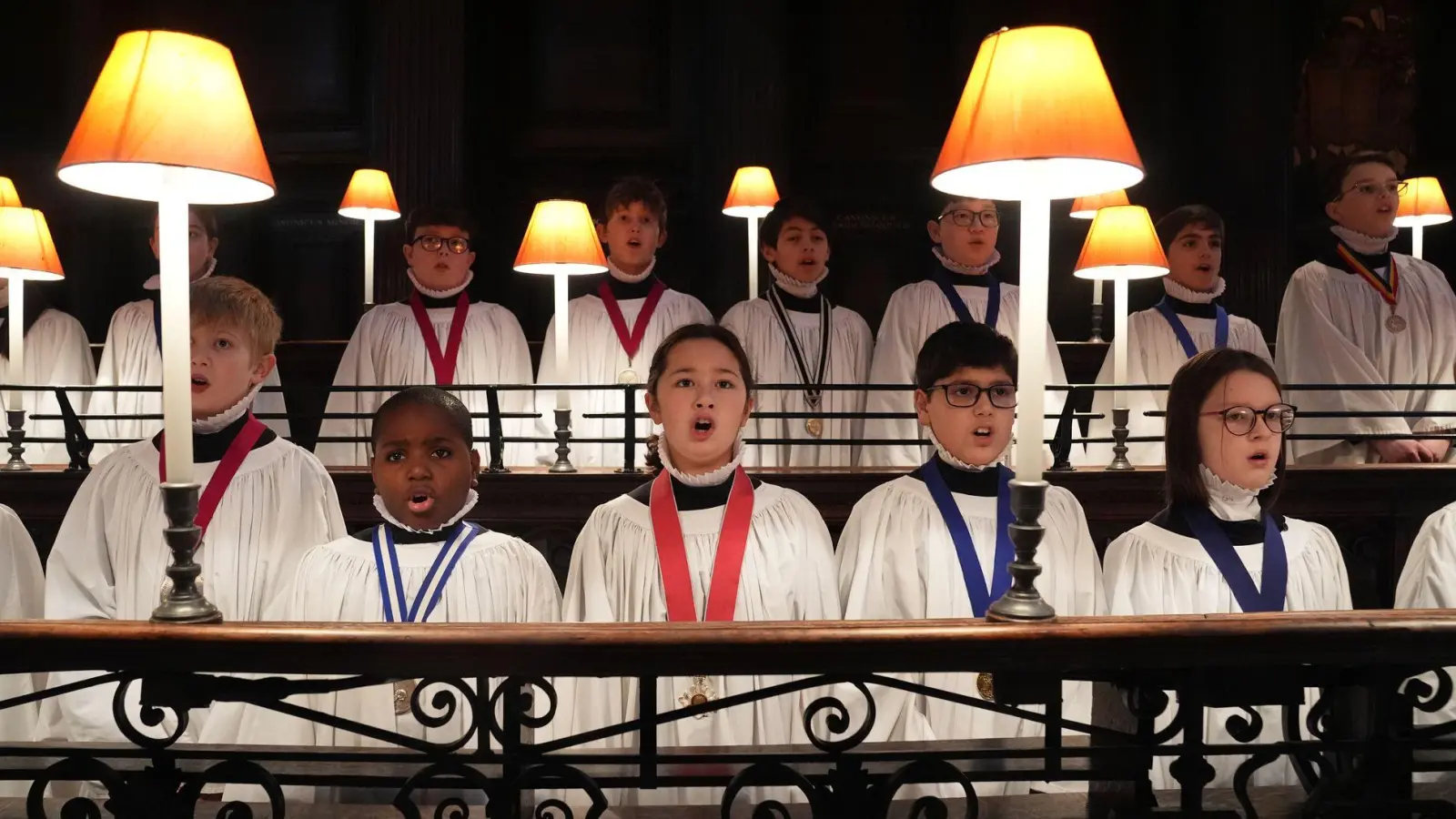 Zum ersten Mal dürfen Mädchen im Chor von St. Paul&#39;s mitsingen. (Foto: Lucy North/PA Wire/dpa)