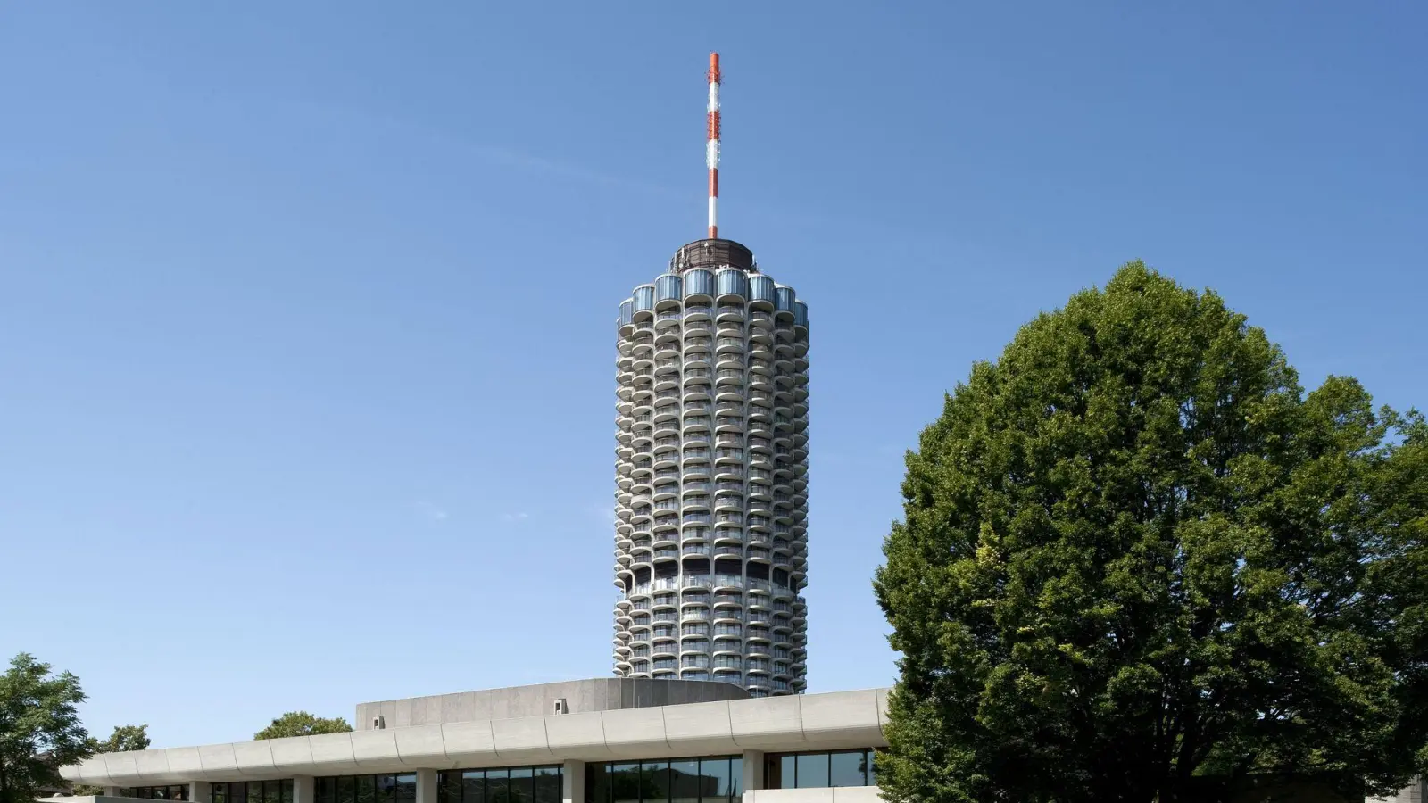 Das 115 Meter hohe Hochhaus prägt seit den frühen 1970er Jahren die Augsburger Stadtkulisse. (Foto: Michael Forstner/BLfD/dpa)